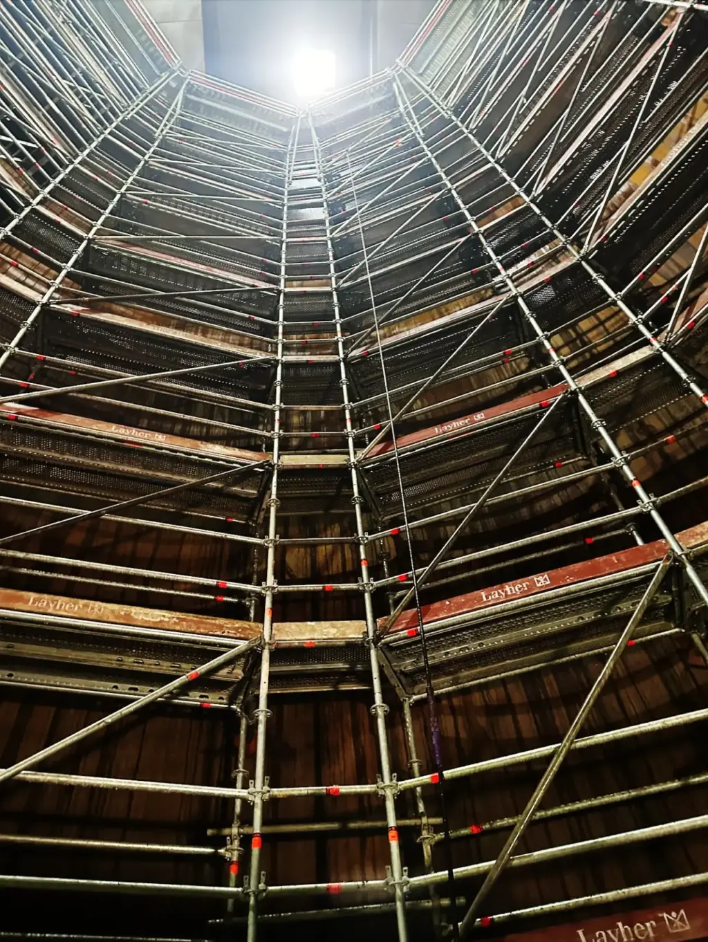 Échafaudage multidirectionnel monté dans une cuve industrielle en espace confiné