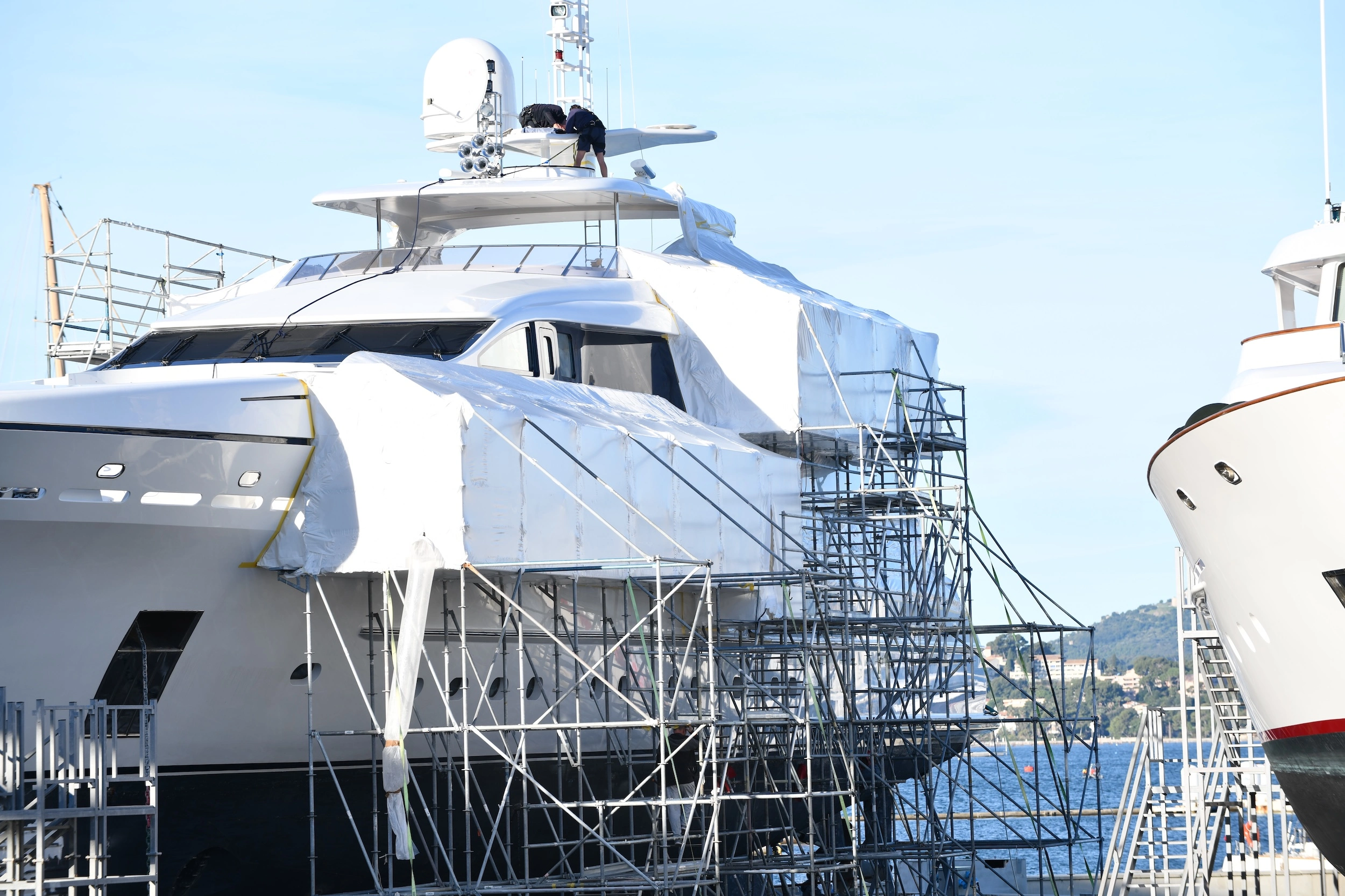 Échafaudage sur chantier naval avec tunnel de protection pour le public