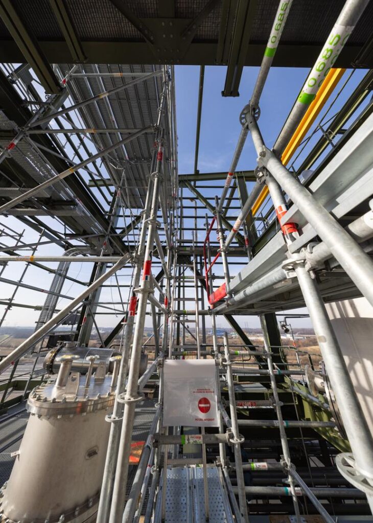 Accès en hauteur sur un site industriel complexe