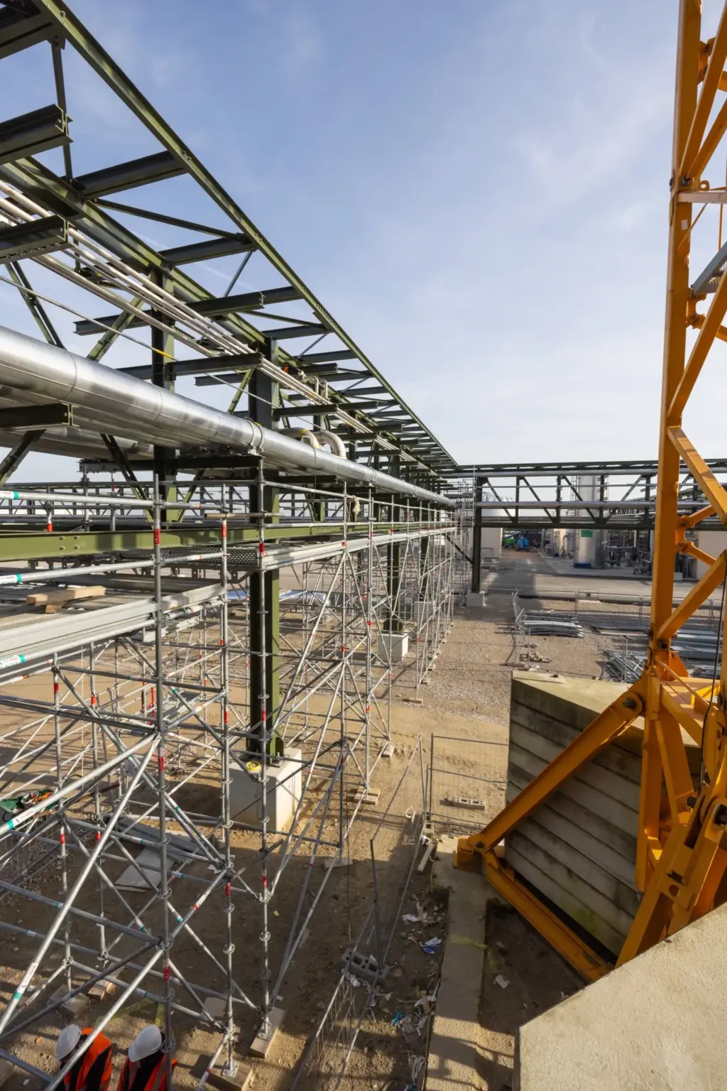 Échafaudage industriel autour de structures métalliques et tuyauteries
