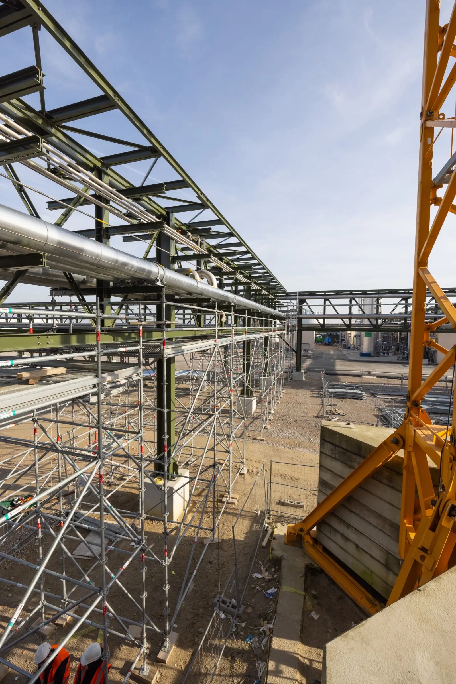 Échafaudage industriel autour de structures métalliques et tuyauteries
