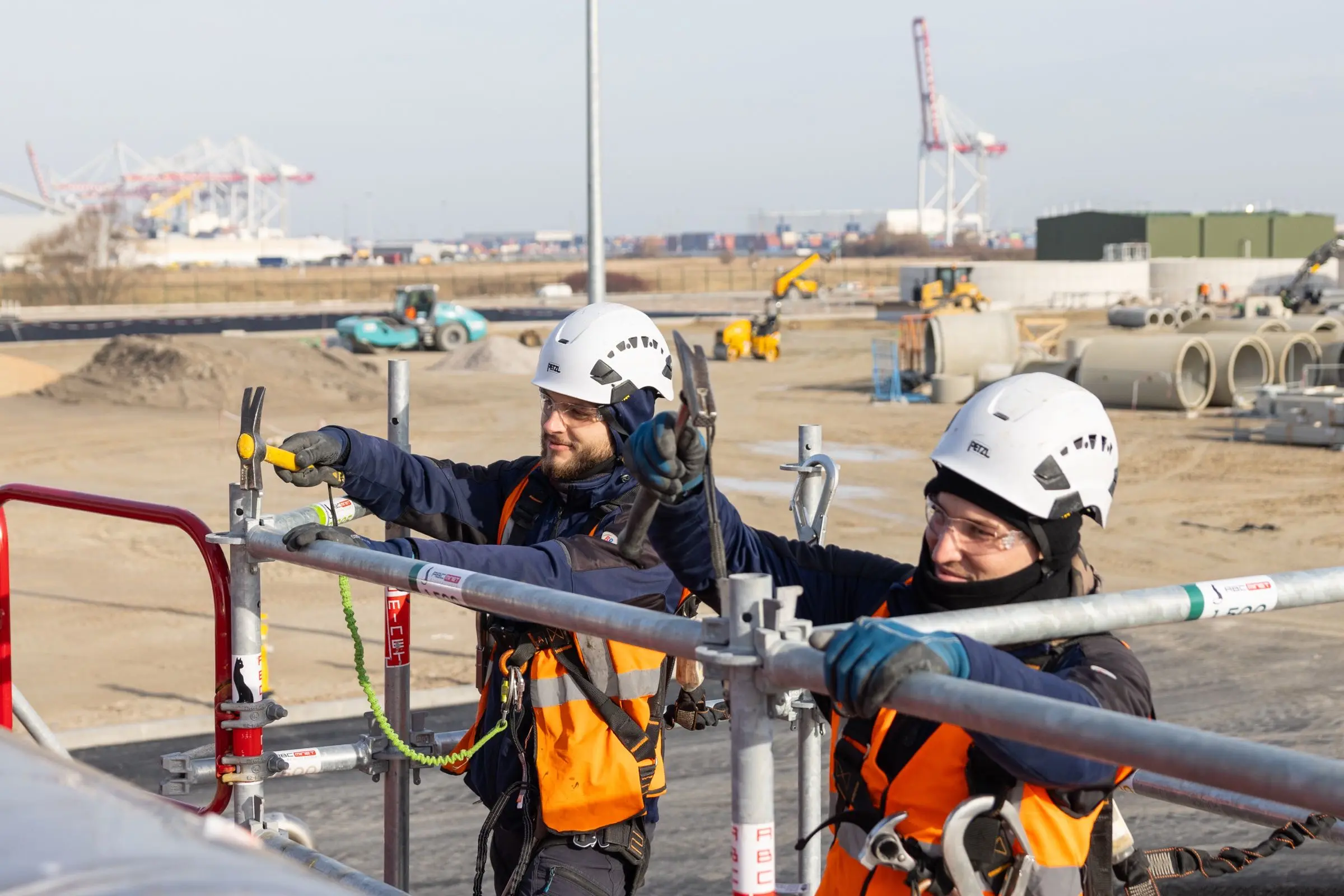 Formation et briefing sécurité des équipes de monteurs Level