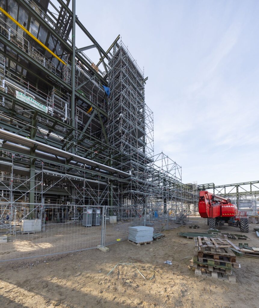 Échafaudage installé dans une zone d'accès difficile sur un chantier BTP