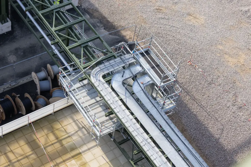 Échafaudage complexe imbriqué dans un réseau de conduits industriels