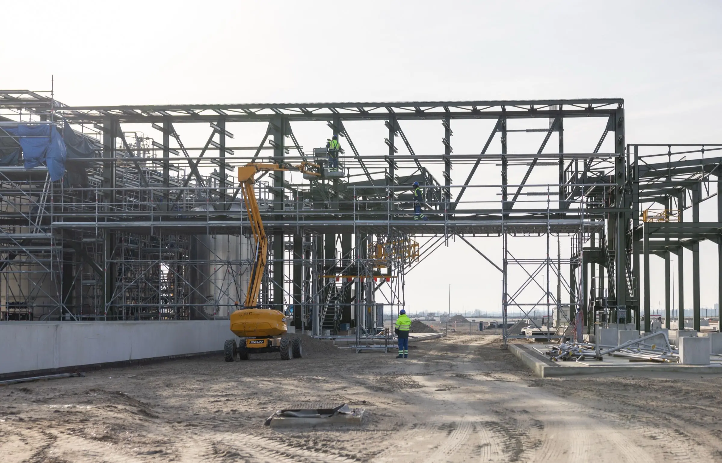 Grand échafaudage de façade installé sur un immeuble en construction