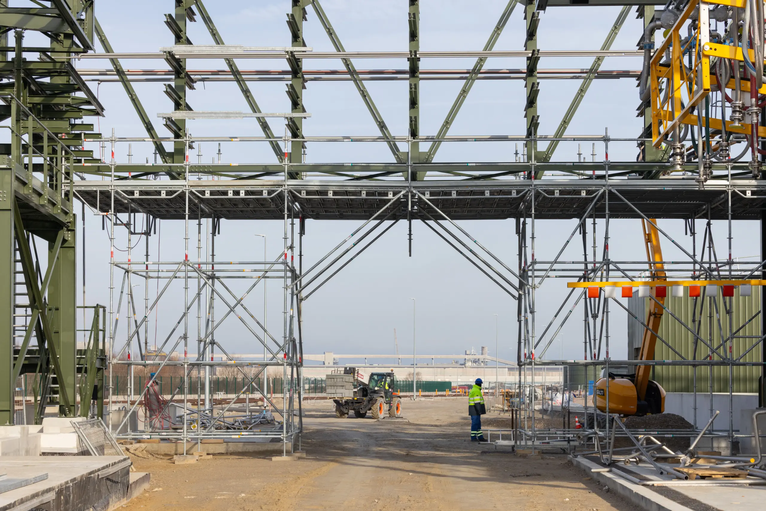 Structure d'échafaudage de franchissement de grande portée permettant le maintien de la circulation des engins et la coactivité sur le chantier