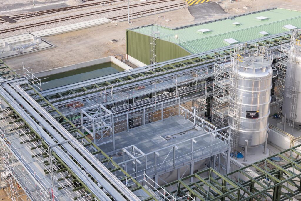 Installation d'un échafaudage de grande hauteur sur un chantier