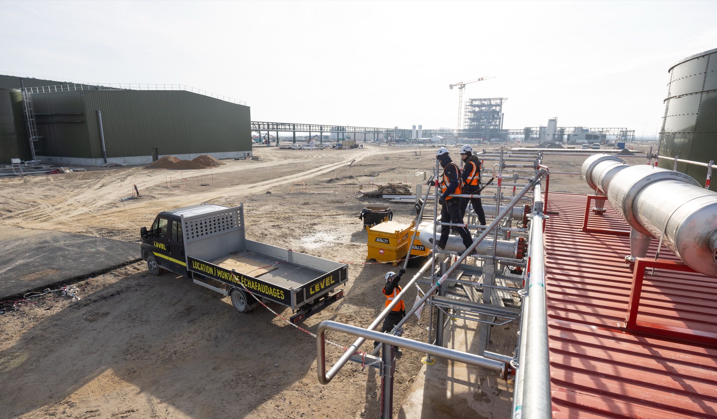 Échafaudage installé pour le gros œuvre sur un chantier de construction