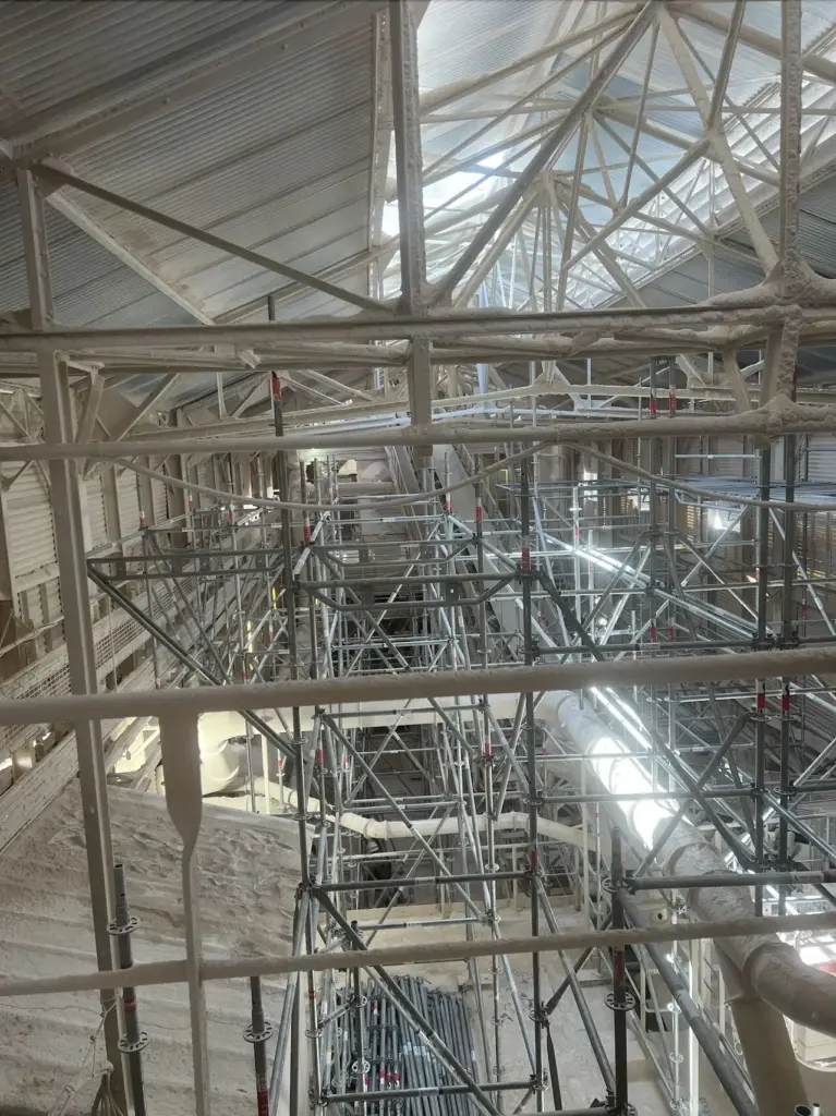 Échafaudage intérieur monté au-dessus des lignes de production actives