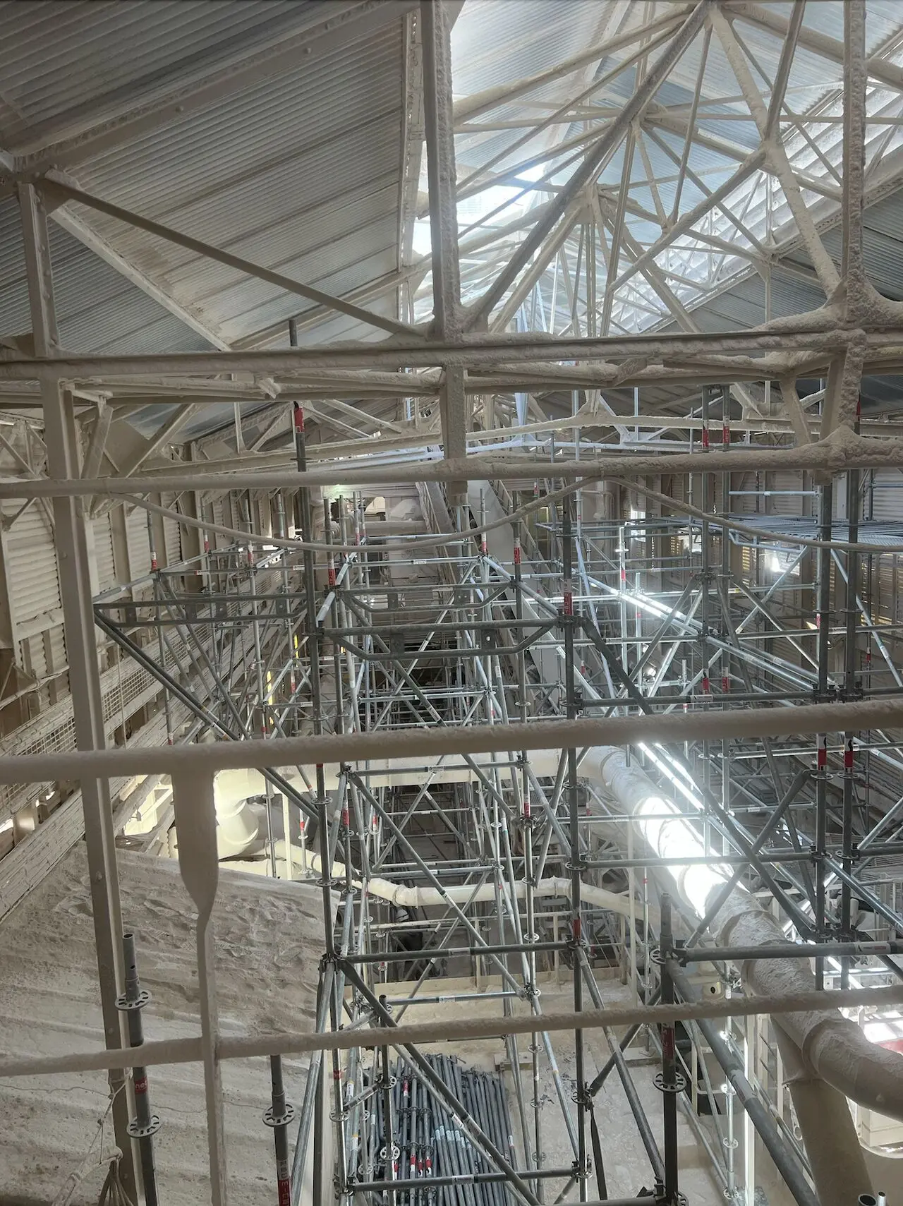 Échafaudage intérieur monté au-dessus des lignes de production actives