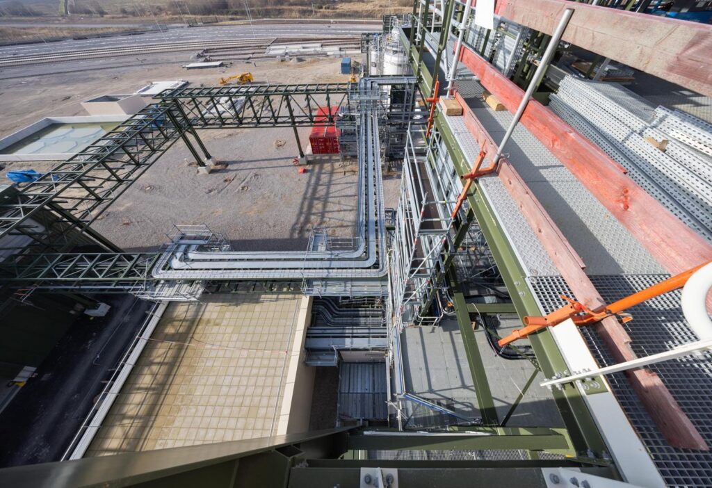 Échafaudage intégré dans un réseau de tuyauterie industrielle pour maintenance