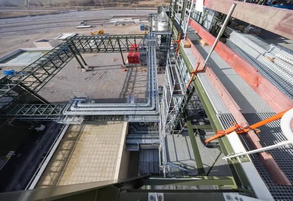 Échafaudage intégré dans un réseau de tuyauterie industrielle pour maintenance