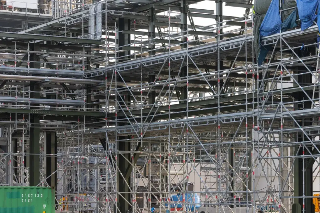 Structure d'échafaudage métallique dense et complexe installée pour la maintenance d'une usine