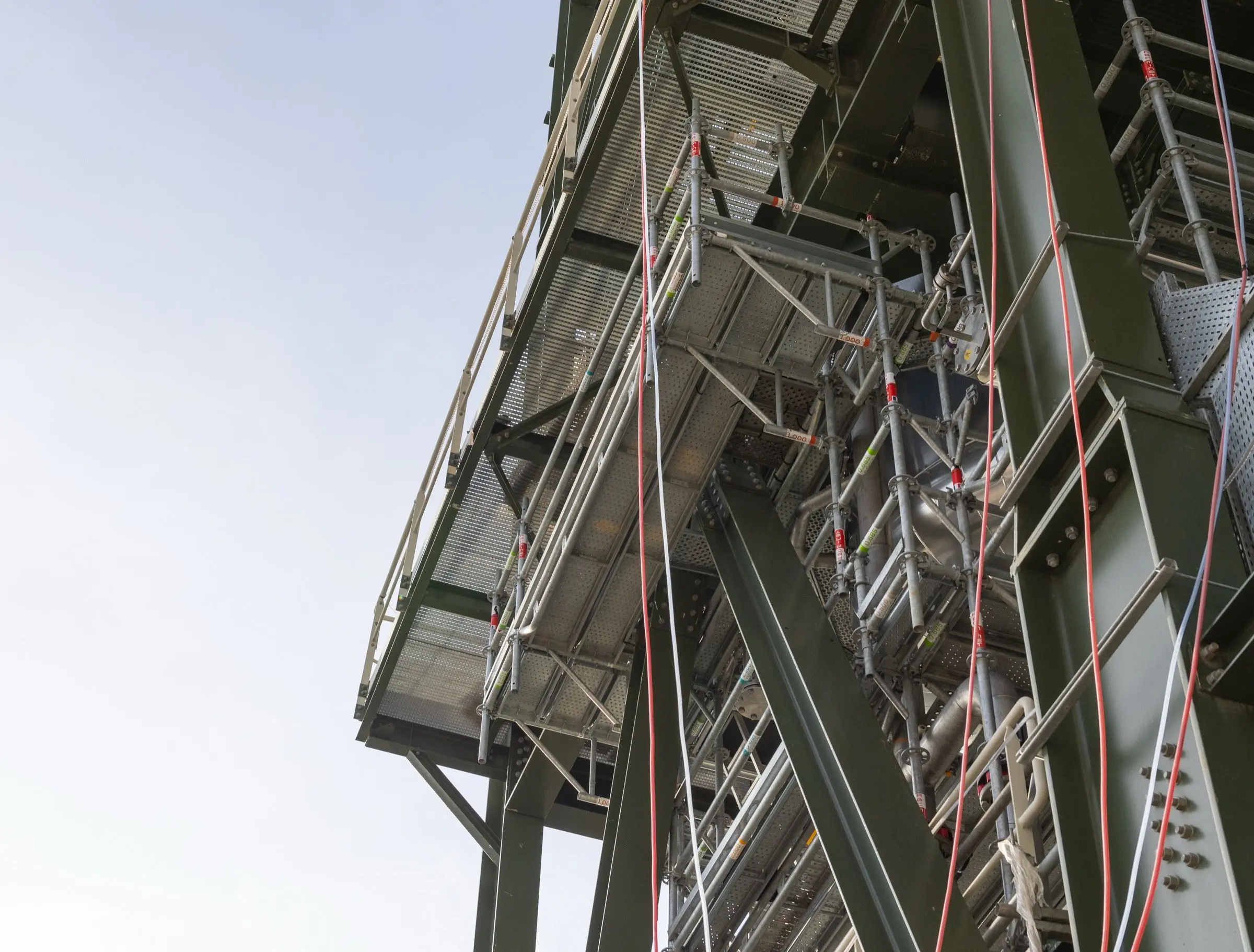 Échafaudage discret et technique sur un bâtiment patrimonial