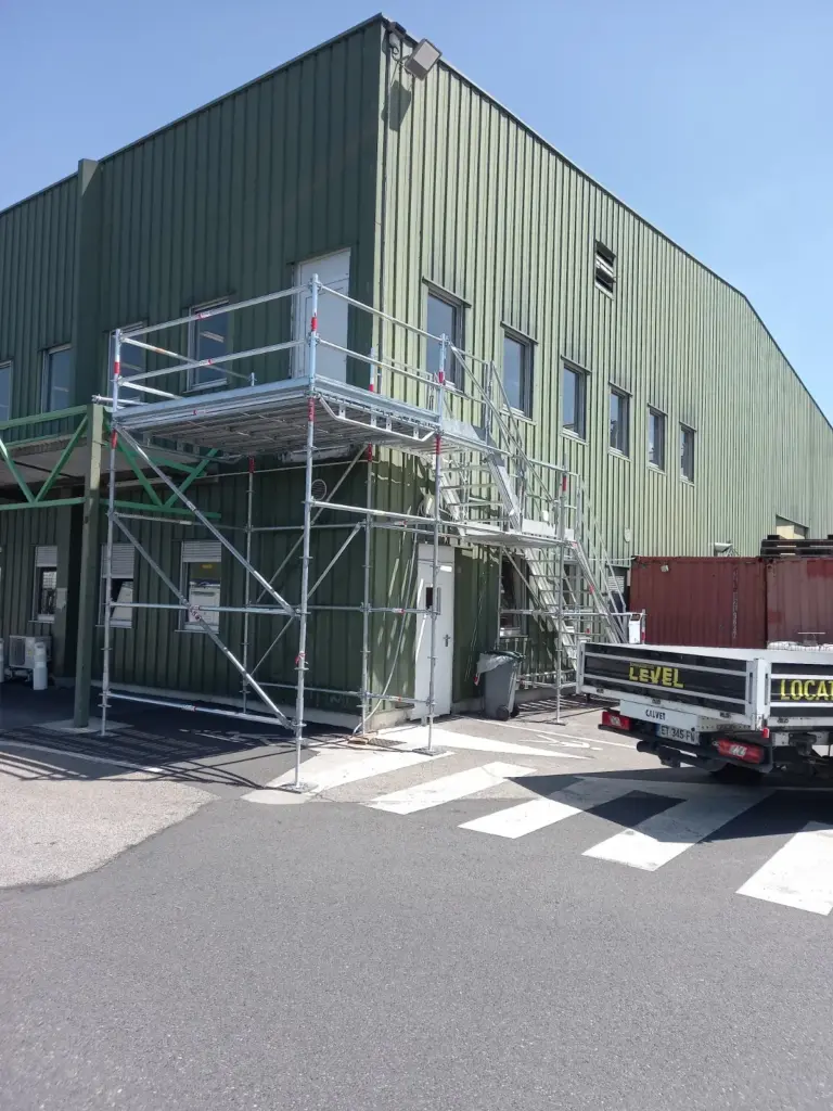 Échafaudage multidirectionnel adapté aux chantiers BTP complexes