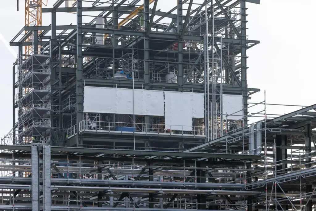 Échafaudage multidirectionnel adapté aux chantiers complexes