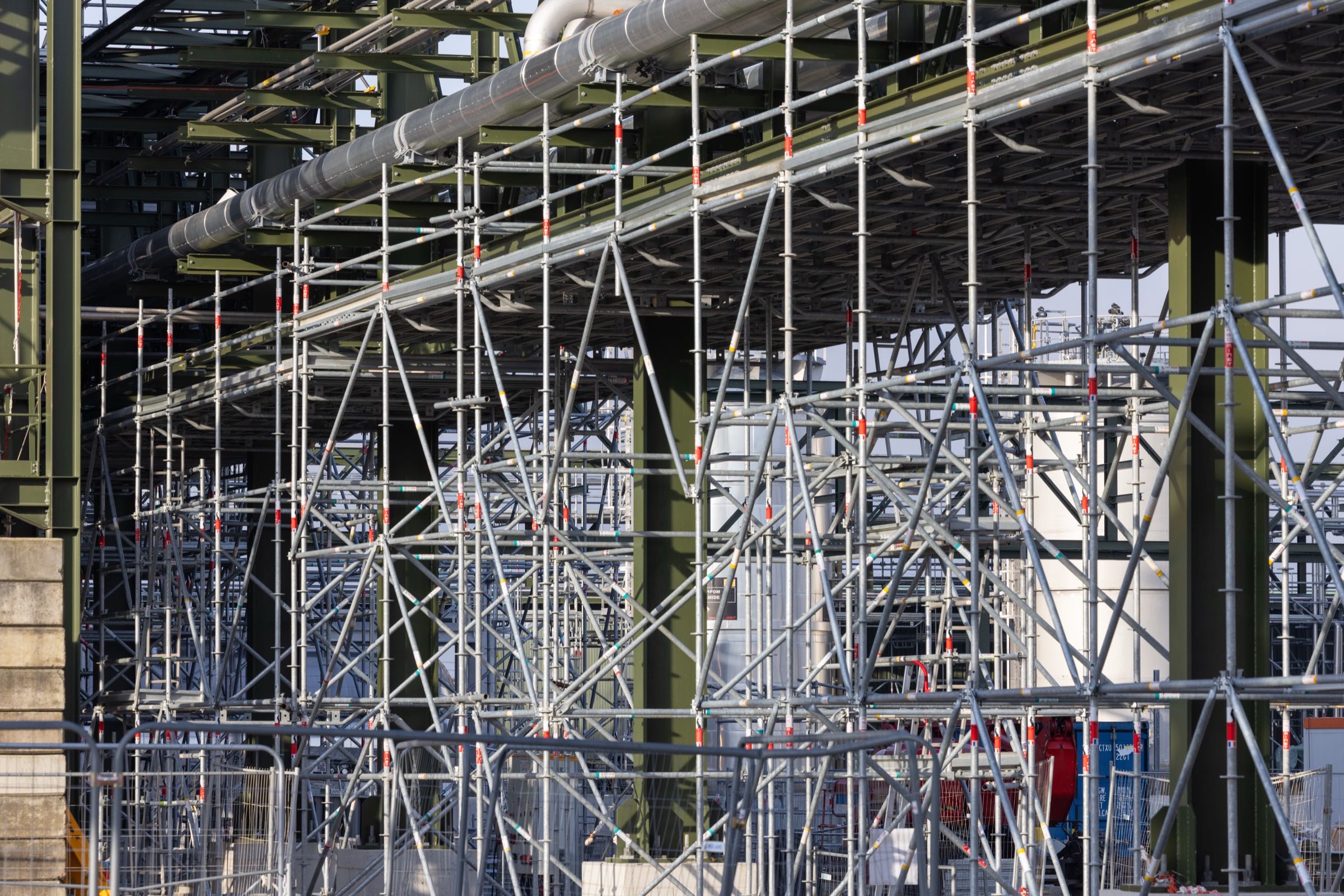 Structure d'échafaudage métallique illustrant la polyvalence industrielle et BTP