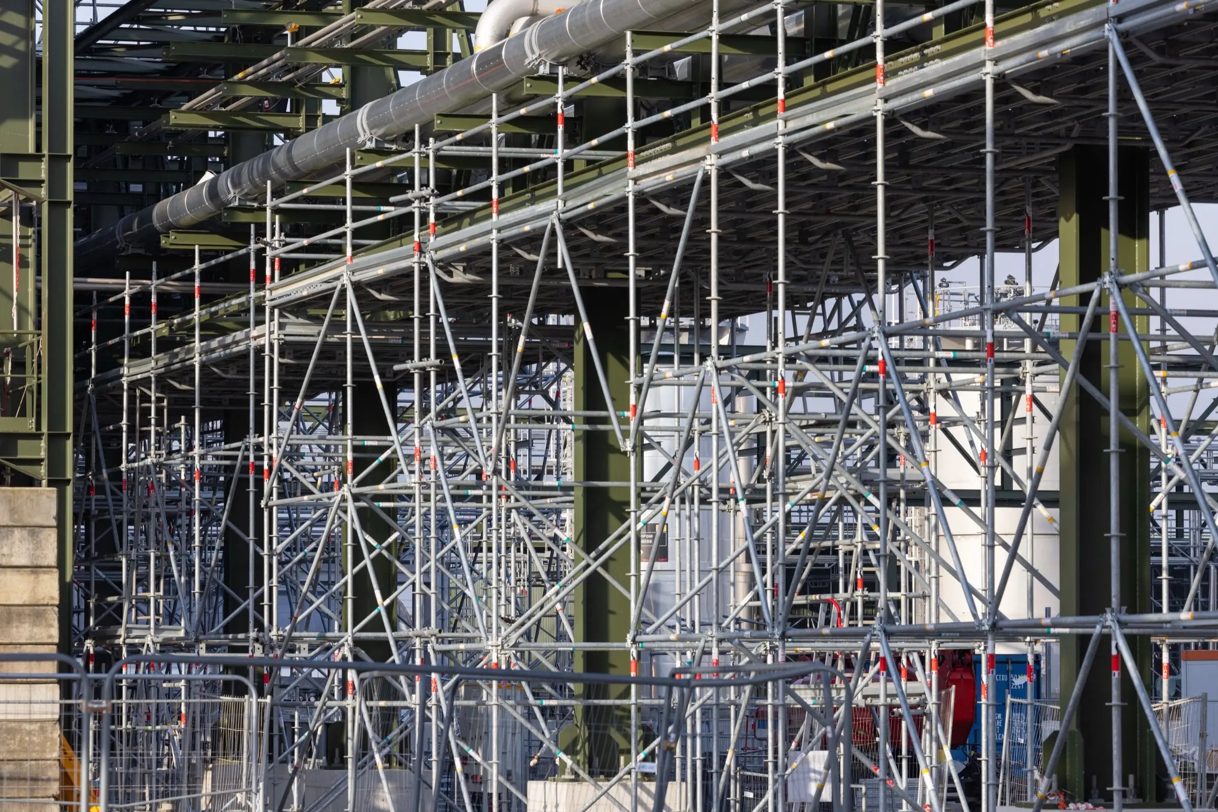 Structure d'échafaudage métallique illustrant la polyvalence industrielle et BTP