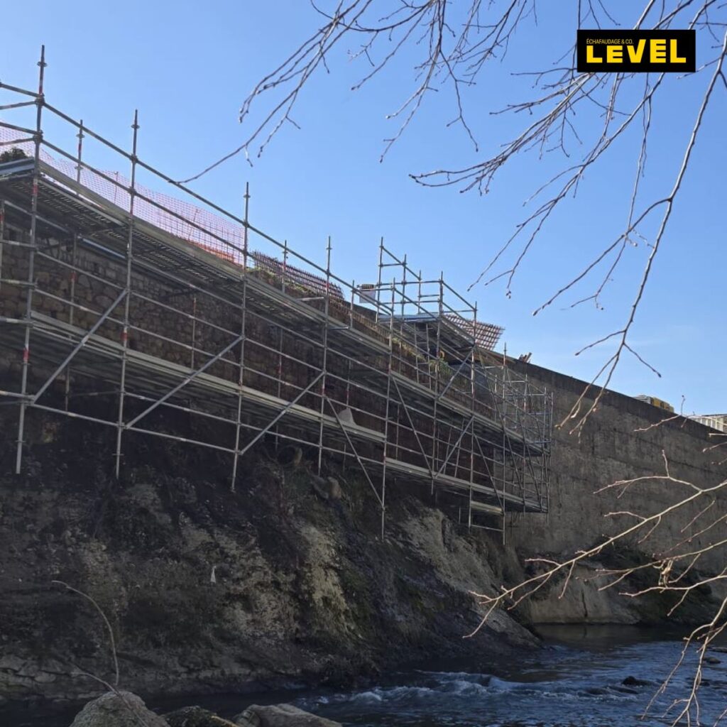 Échafaudage suspendu ancré dans la roche au-dessus de la rivière Gier