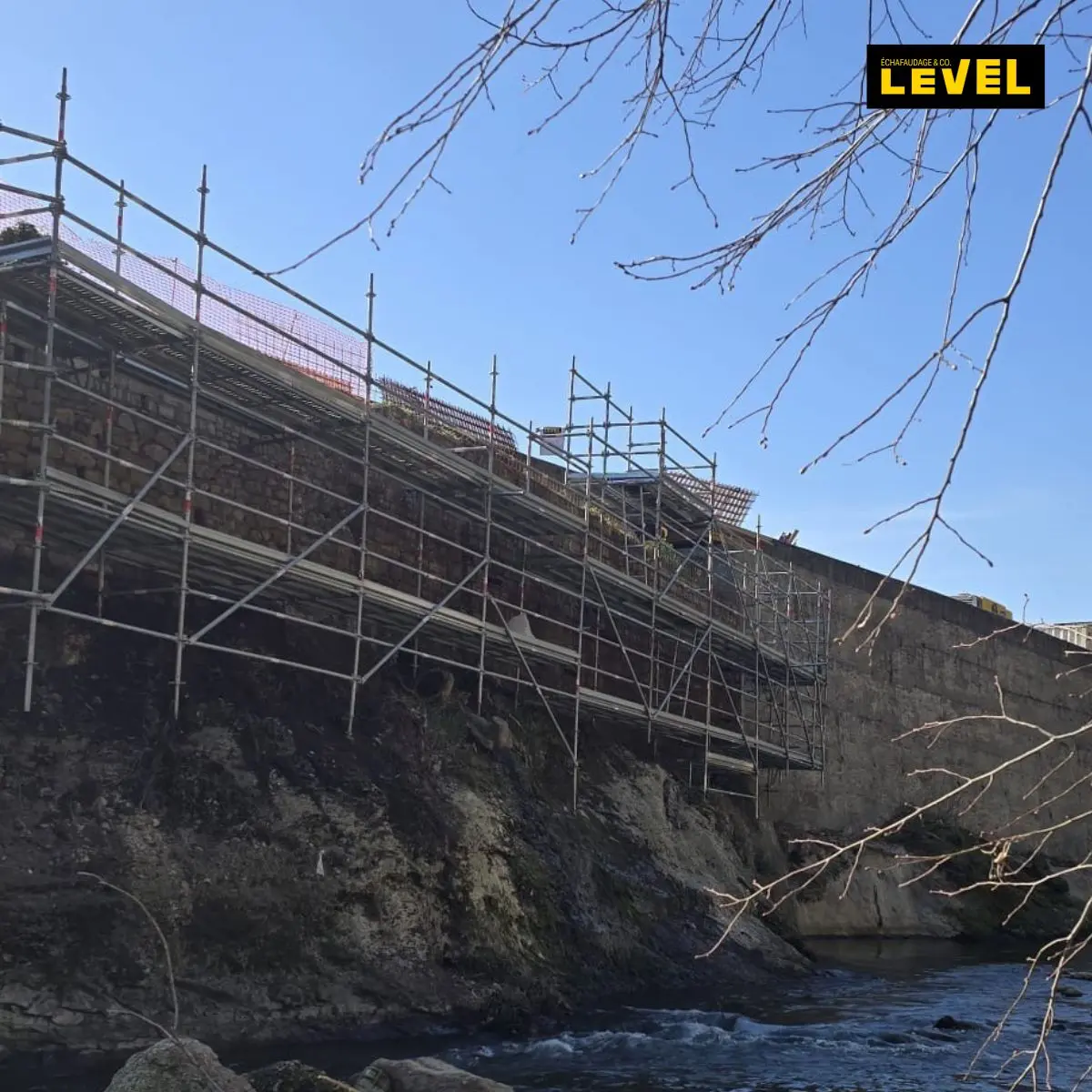 Échafaudage suspendu ancré dans la roche au-dessus de la rivière Gier