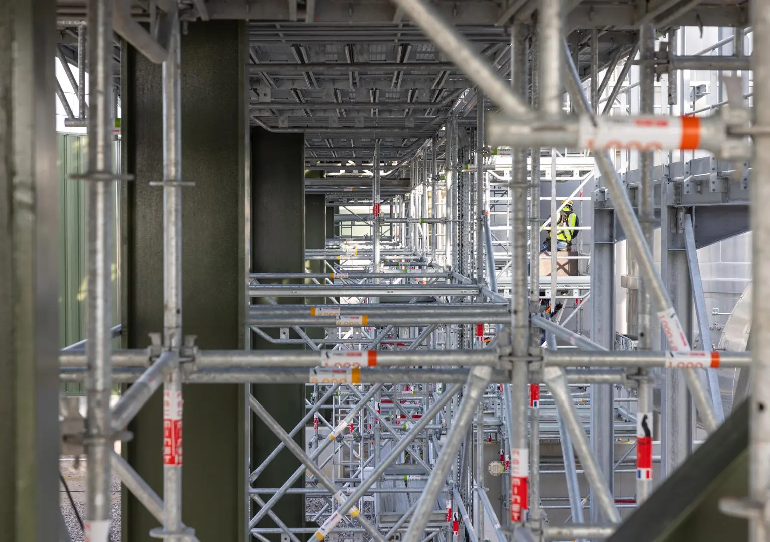 Équipe de monteurs qualifiés intervenant sur un site industriel sensible