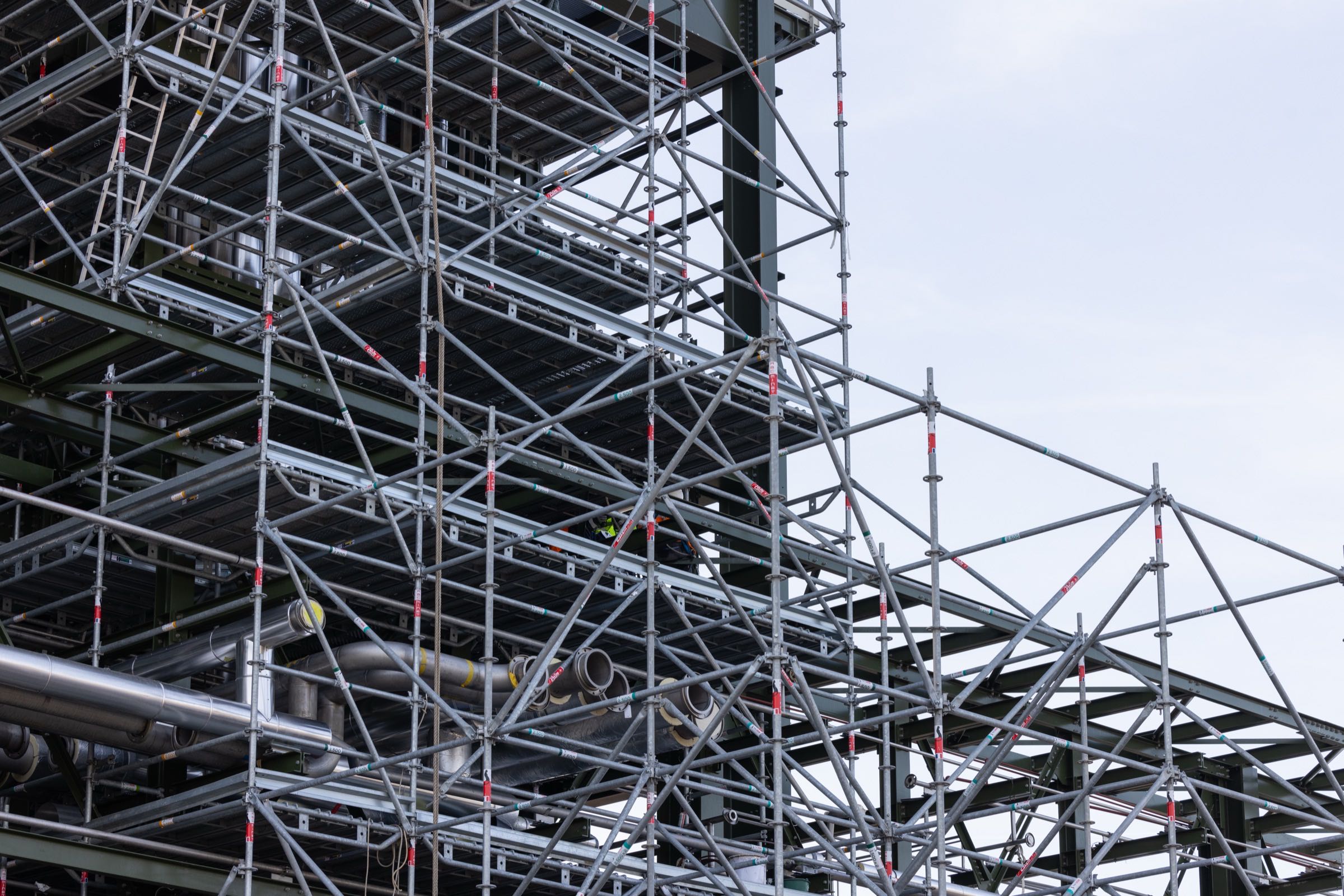 Vue panoramique d'un grand échafaudage sur un site industriel en construction