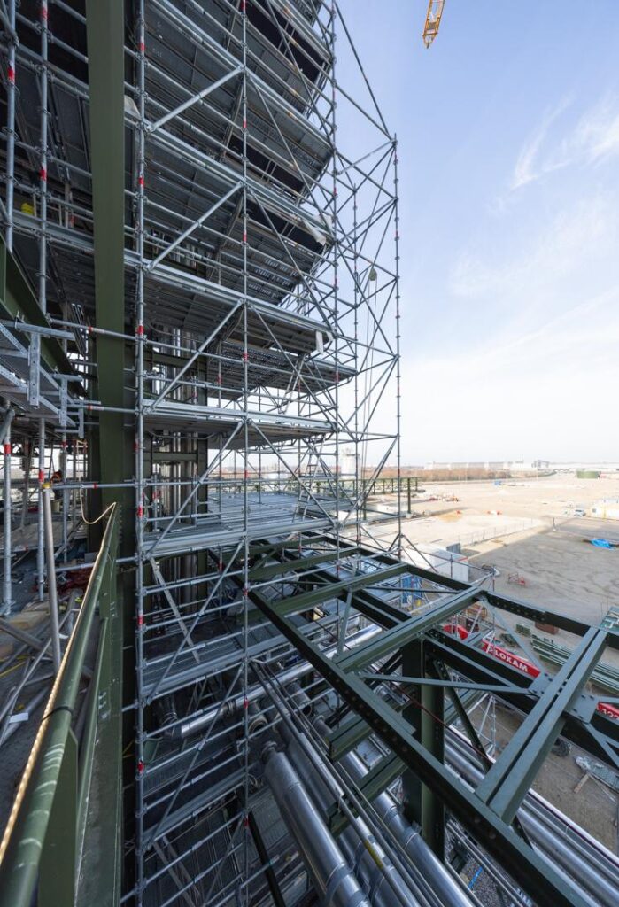 Bâtiment industriel illustrant l'origine de l'expertise de l'entreprise