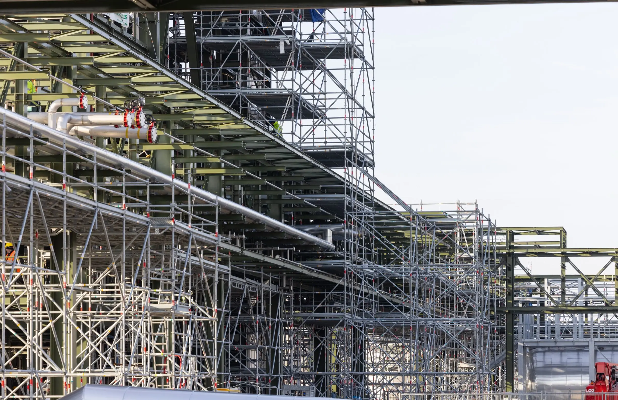Intervention technique sur un site chimique avec échafaudage adapté