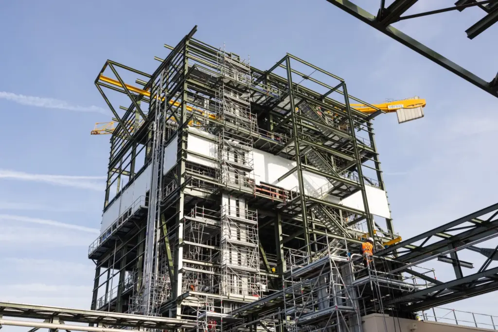 Échafaudage de façade installé pour la construction d'un bâtiment BTP