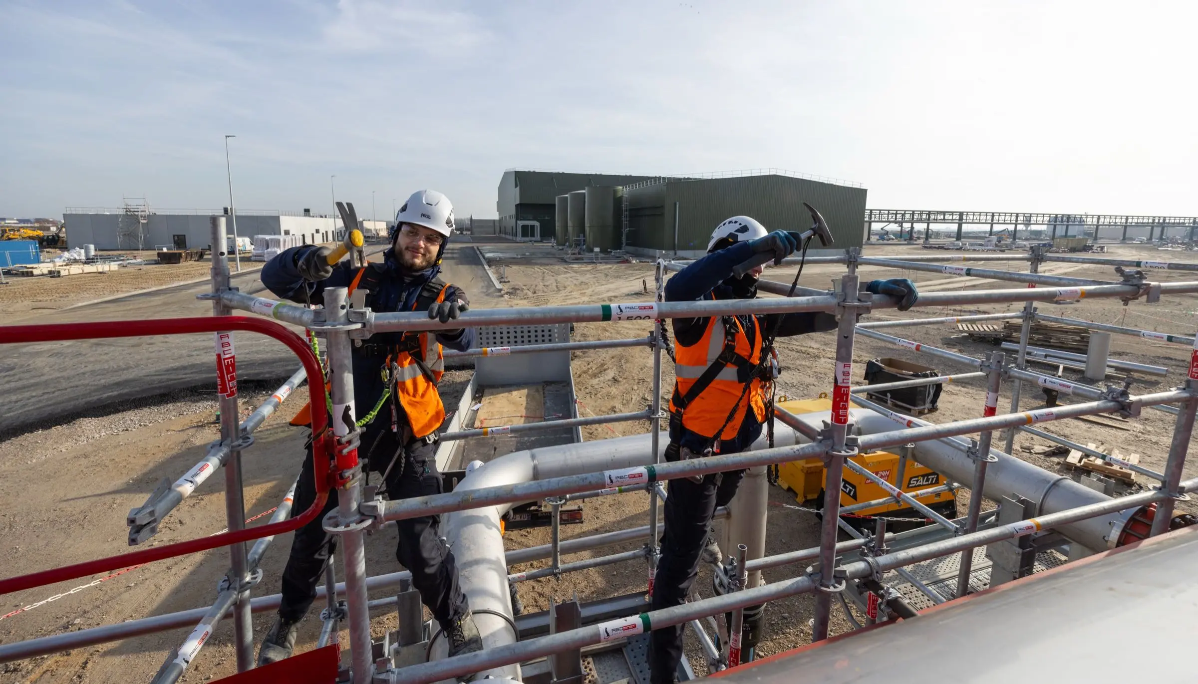 Parc de matériel d'échafaudage professionnel prêt pour la location et le montage