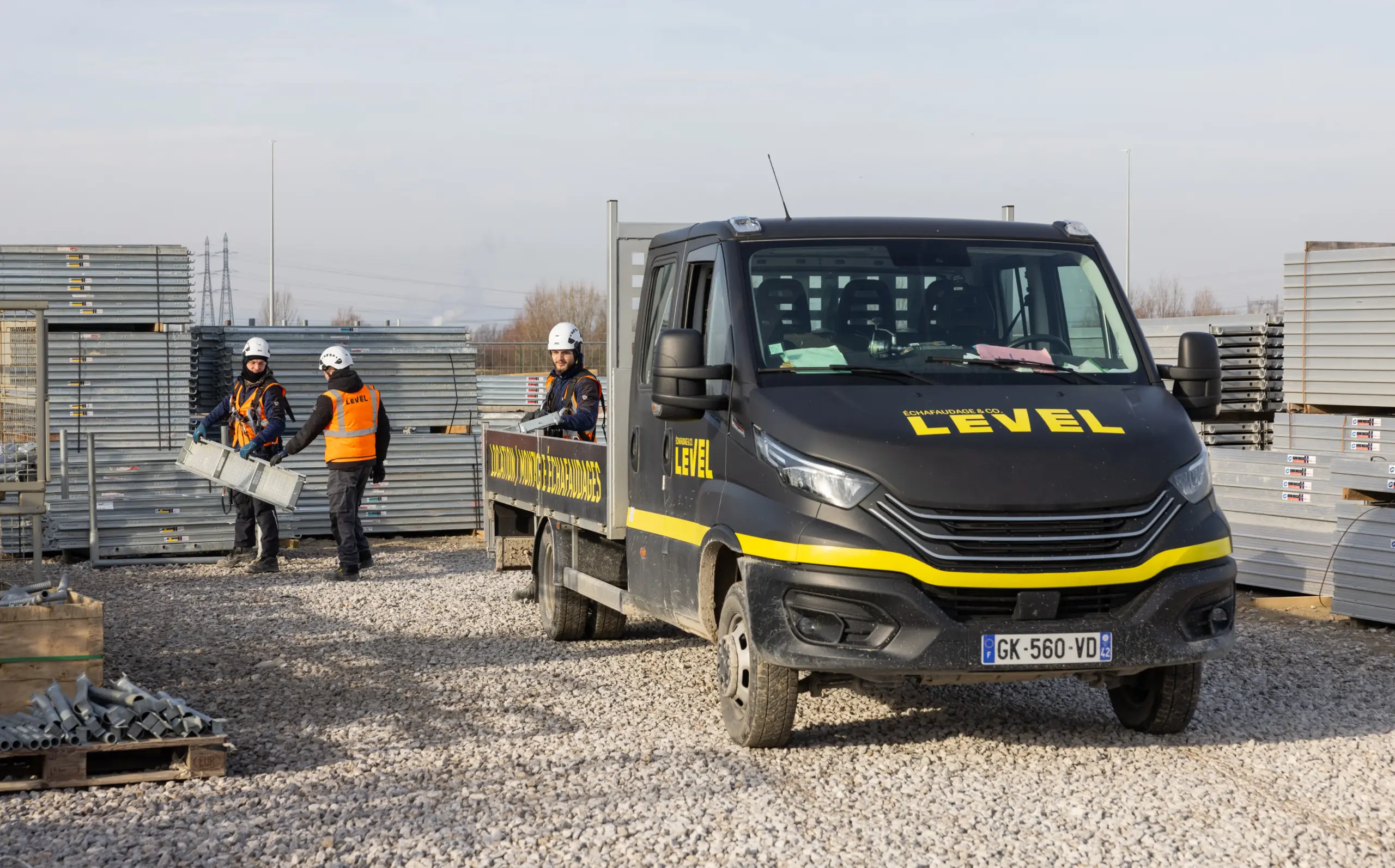 Chargement et logistique de matériel d'échafaudage pour livraison rapide sur chantier