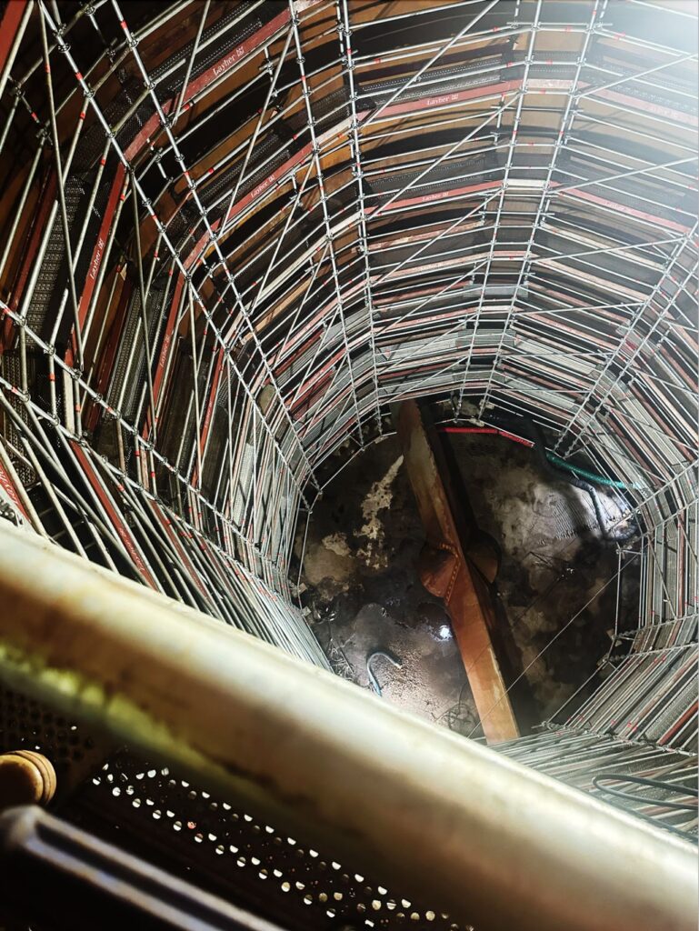 Structure d'échafaudage montée à l'intérieur d'une cuve chimique (espace confiné)