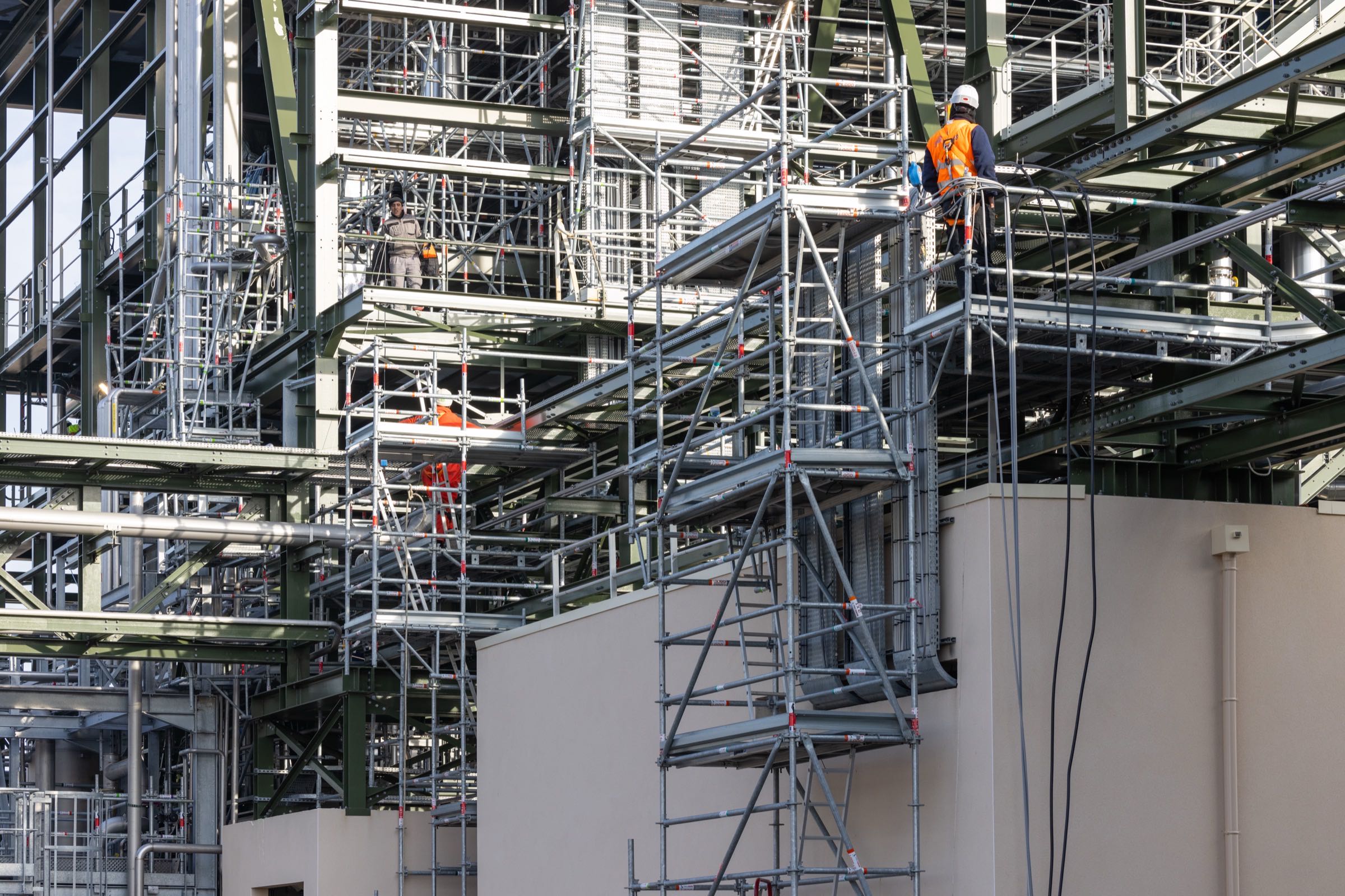 Montage d'un échafaudage d'accès autour d'une cuve industrielle