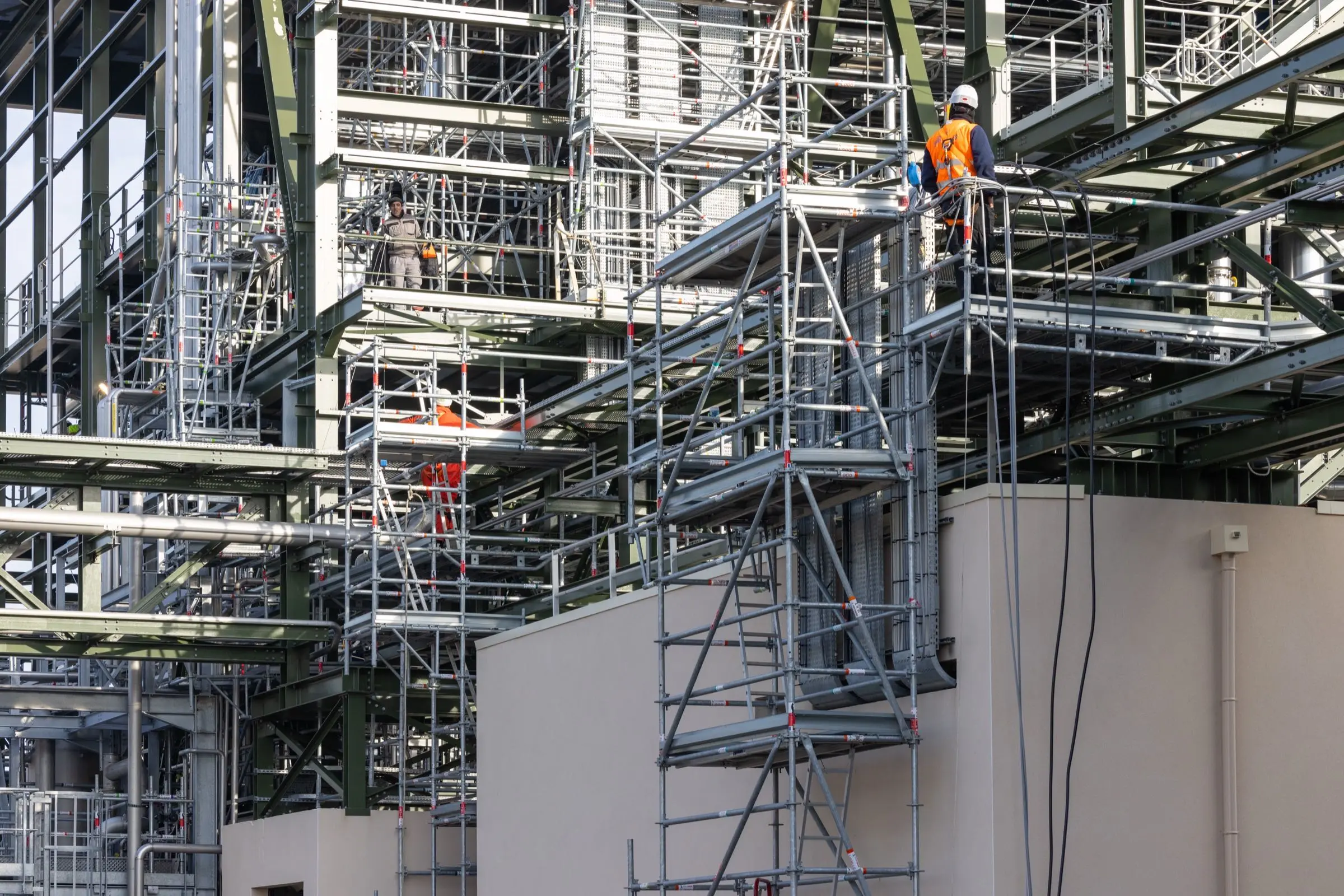 Montage d'un échafaudage d'accès autour d'une cuve industrielle