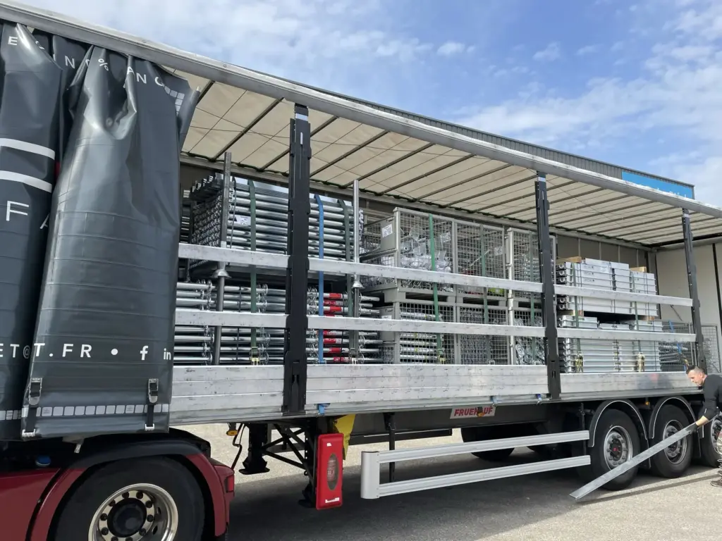 Intervention technique sur un site chimique avec échafaudage adapté