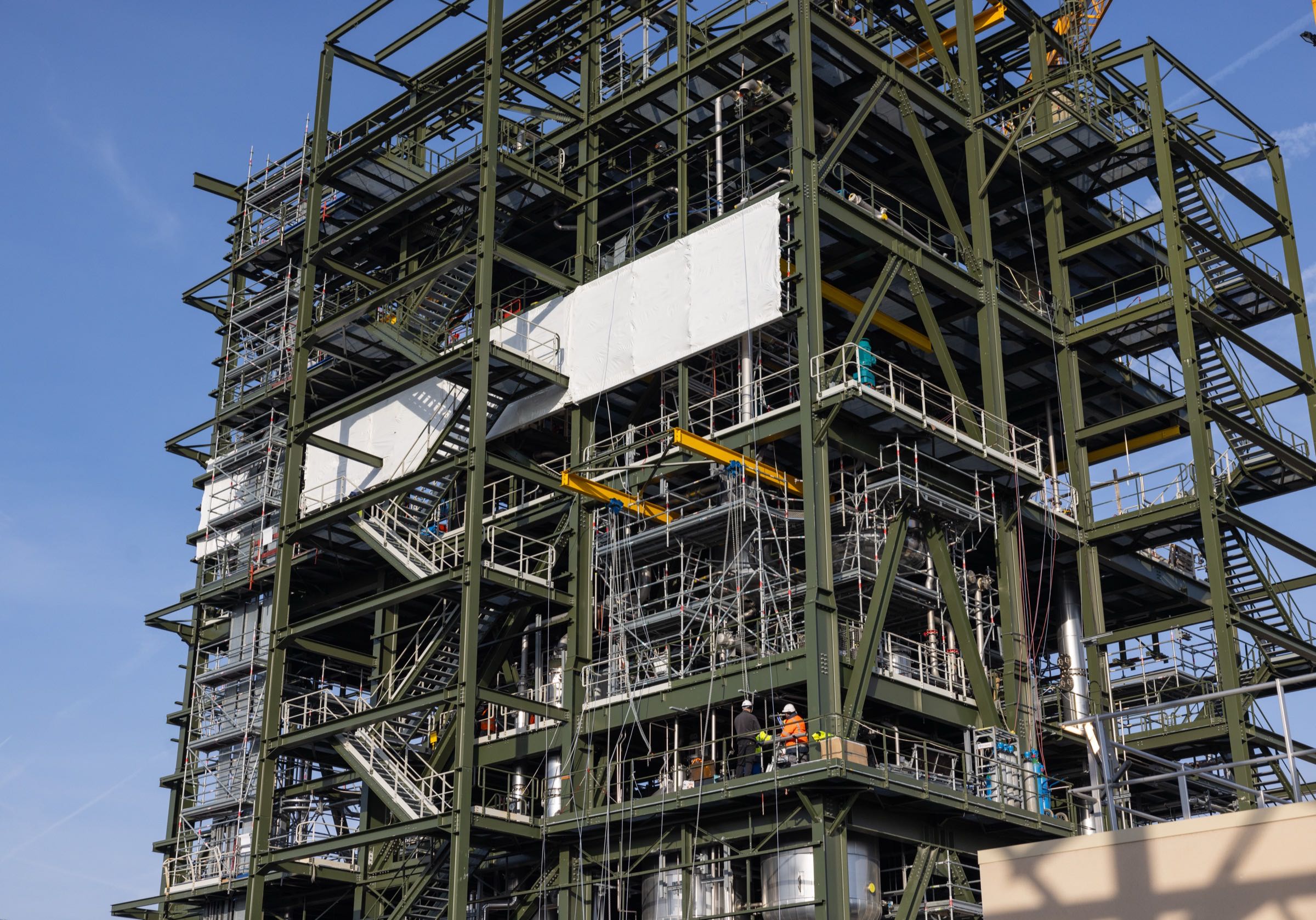 Chantier de gros œuvre avec échafaudages intégrés au phasage de construction