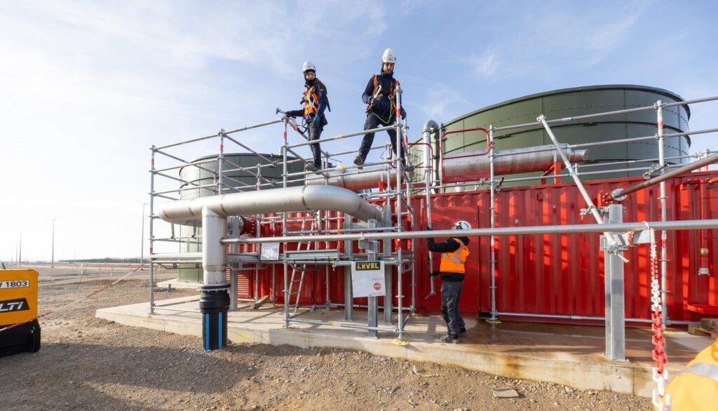 Plateforme de travail sécurisée sur un échafaudage industriel