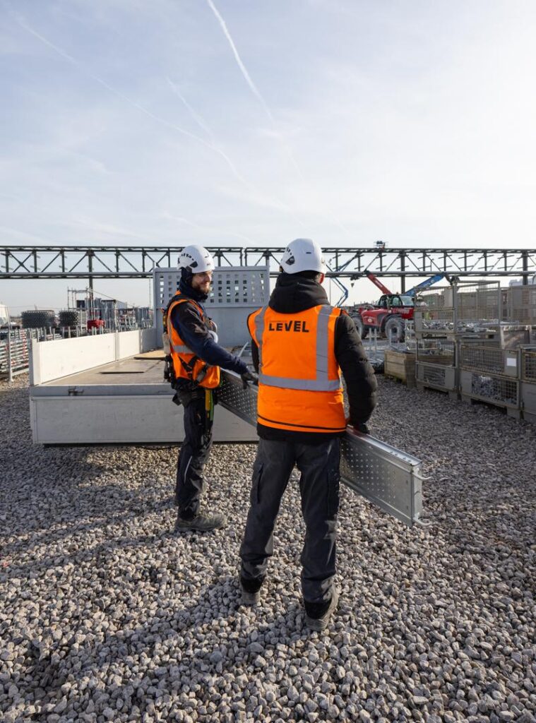 Briefing sécurité d'une équipe de monteurs d'échafaudage sur chantier