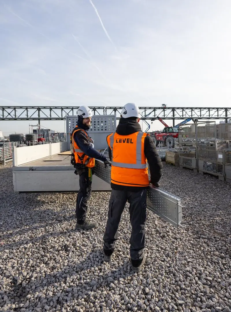Briefing sécurité d'une équipe de monteurs d'échafaudage sur chantier