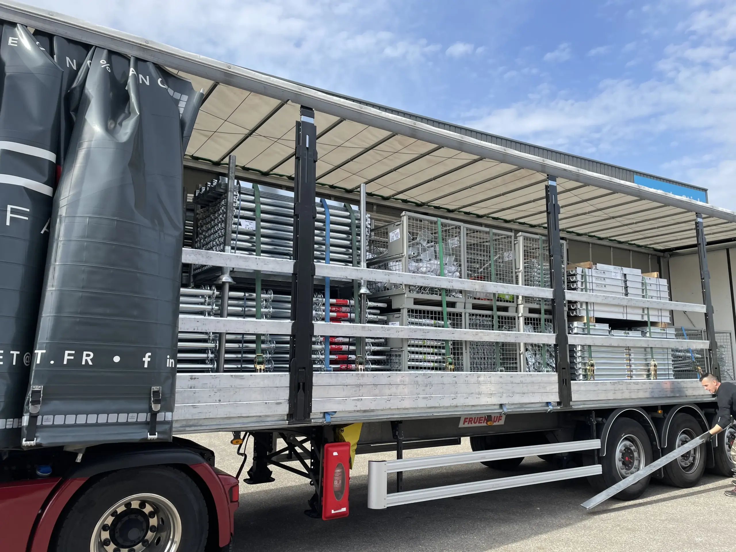 Stock de composants d'échafaudage (tubes, colliers) contrôlés et conformes aux normes