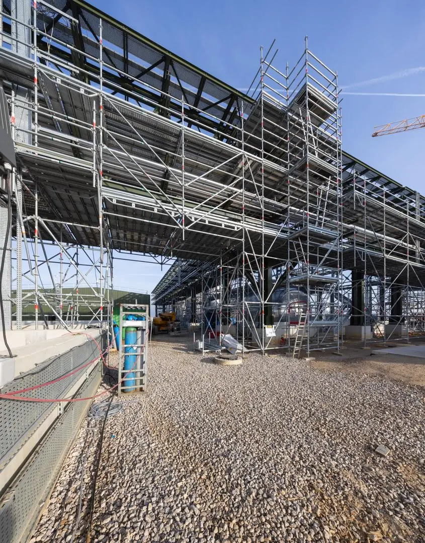 Structure d'échafaudage en acier sur site industriel