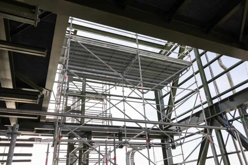 Chargement et logistique de matériel d'échafaudage pour livraison sur chantier