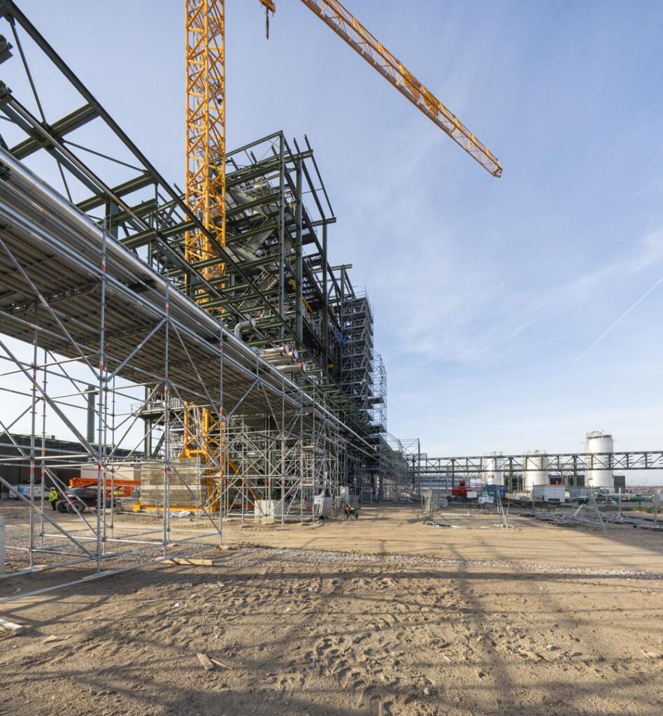 Structure d'échafaudage multidirectionnel complexe vue en contre-plongée