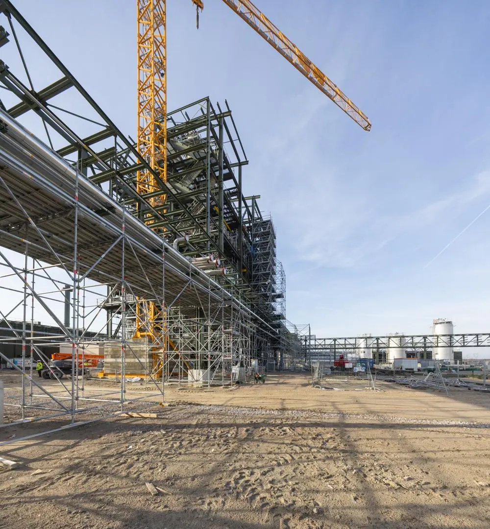 Structure d'échafaudage multidirectionnel complexe vue en contre-plongée