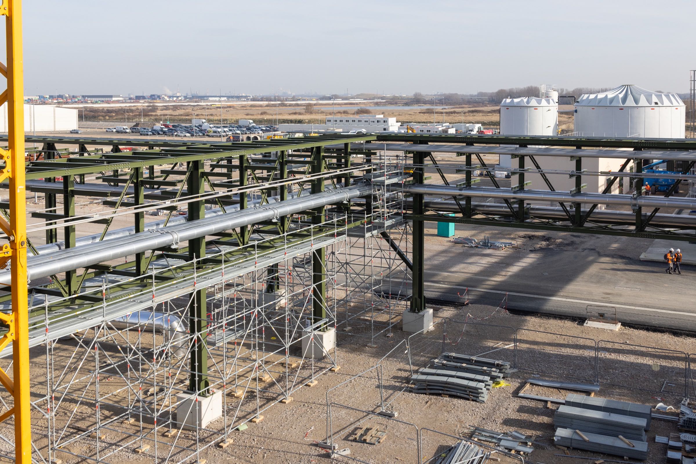 Vue d'ensemble d'une structure d'échafaudage complexe dans une usine chimique