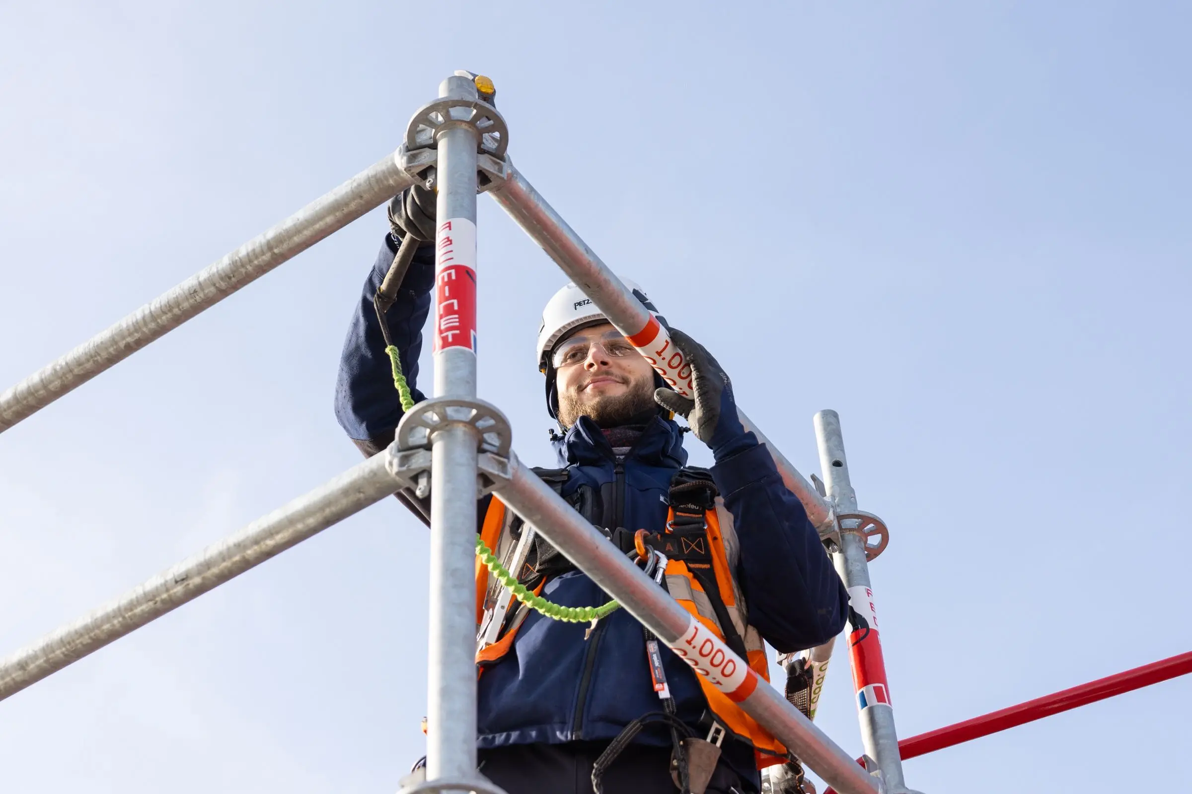 Portrait d'un technicien monteur qualifié équipé de ses EPI
