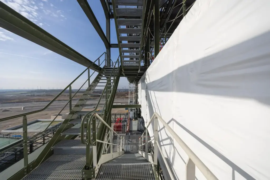 Tour d'accès et escalier d'échafaudage sécurisé sur chantier industriel