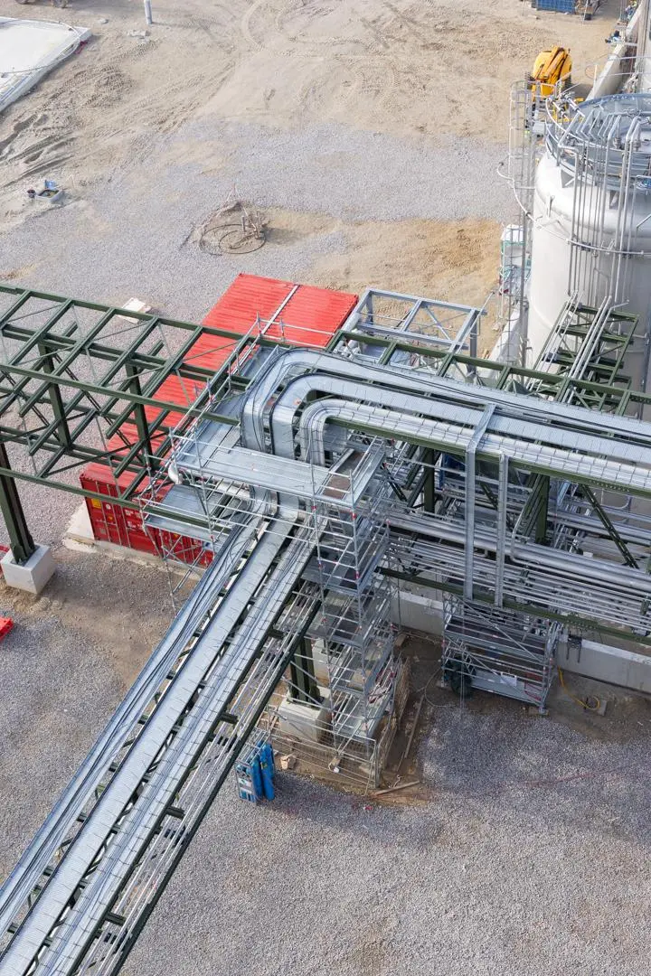 Vue aérienne d'échafaudage industriel autour d'un pipe rack et chemins de câbles