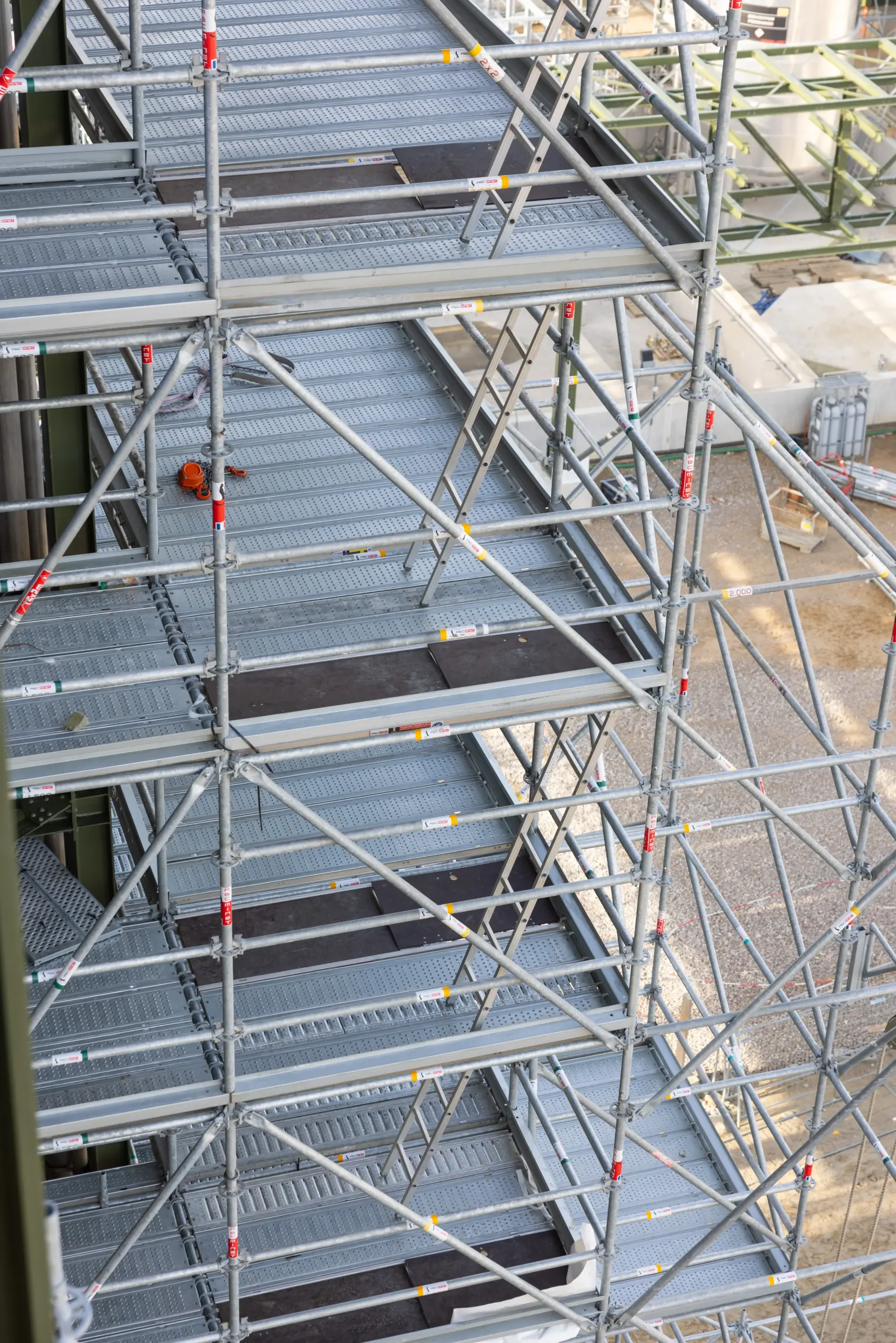 Vue de dessus d'une tour d'escalier d'échafaudage montrant les niveaux de circulation sécurisés et les planchers antidérapants